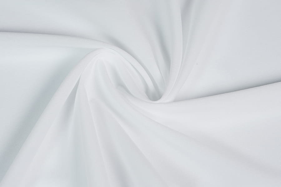 Polyester atá frithsheasmhach in aghaidh an fhleascáin interlining